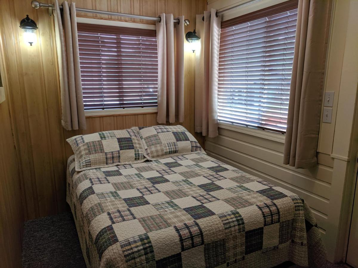 Trails End Cabins & Motel Хилл-Сити Экстерьер фото