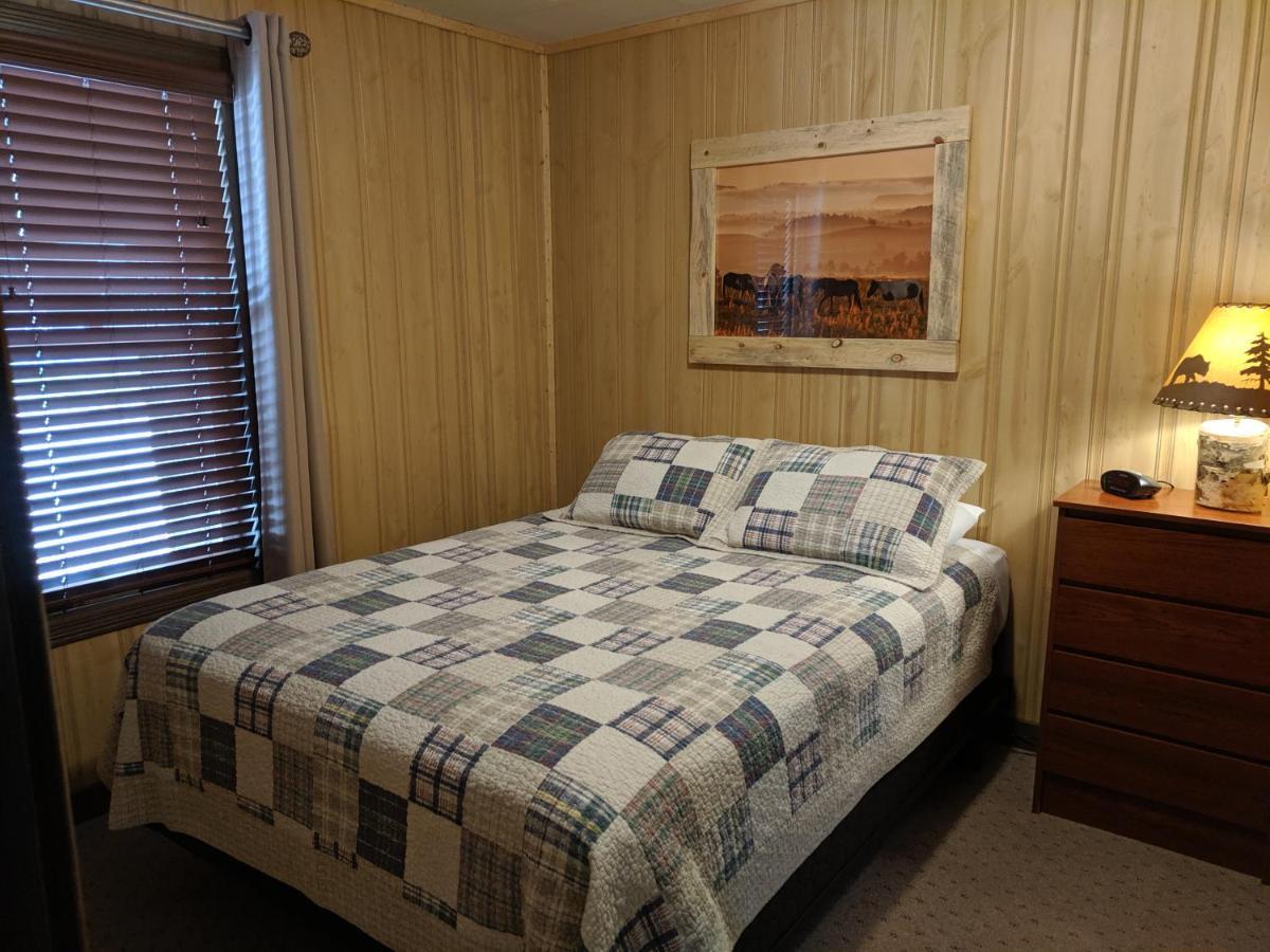 Trails End Cabins & Motel Хилл-Сити Экстерьер фото